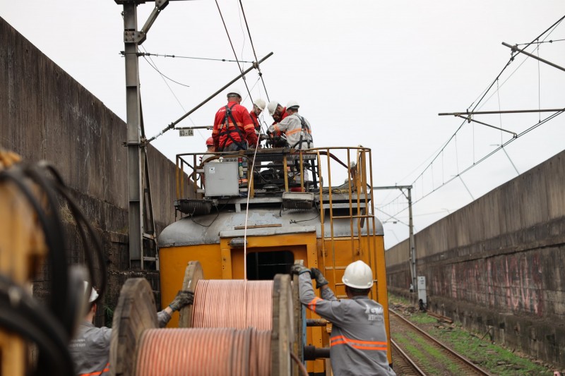 Equipes da Mercúrio participam do trabalho de recomposição dos sistemas elétricos da Trensurb após enchentes