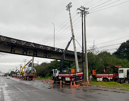 Mercúrio melhora a infraestrutura elétrica em Canoas com a instalação de postes de 20 metros