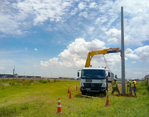 Mercúrio realiza instalação de postes nas dependências do Aeroporto de Porto Alegre