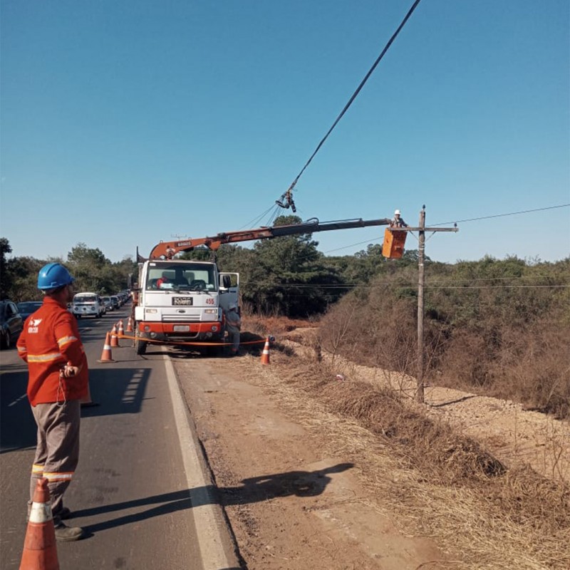 Mercúrio realiza deslocamento de postes e redes de média tensão na RS-401 em Charqueadas