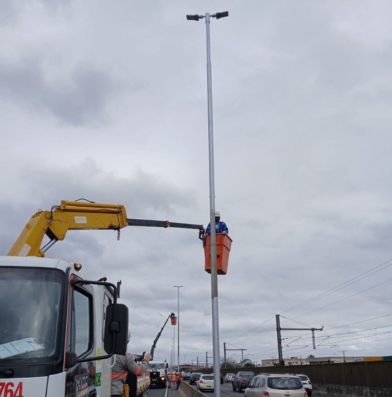 Equipes revitalizam iluminação em trecho do canteiro central da BR-116, em Canoas