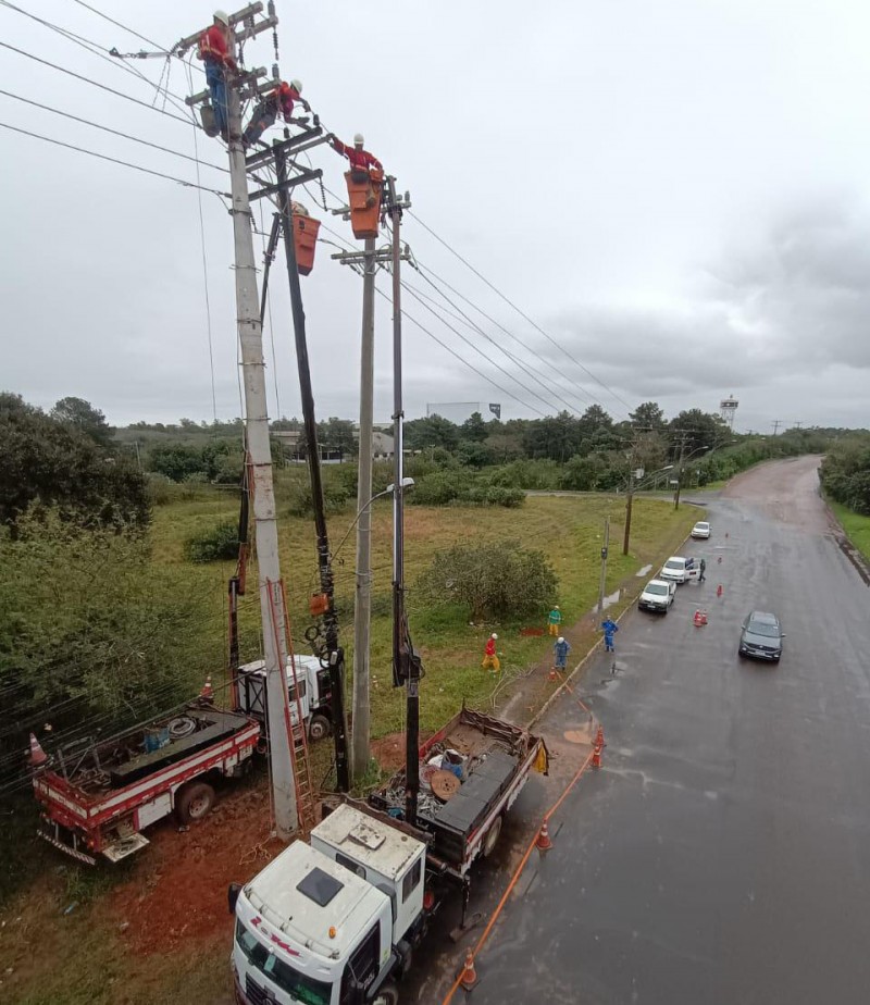 Mercúrio melhora a infraestrutura elétrica em Canoas com a instalação de postes de 20 metros