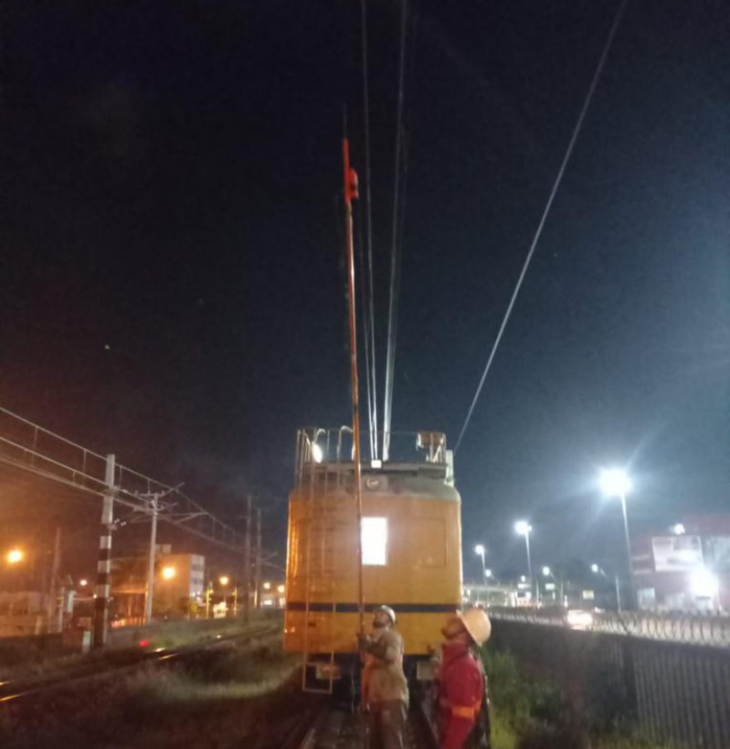 Equipes de serviços metroviários realizam manutenção na linha da Trensurb