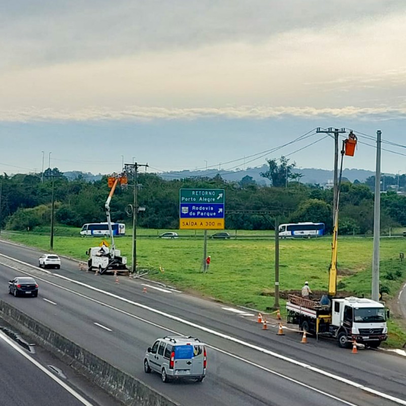 Equipes de Redes Desenergizadas garantem substituição de postes na BR116