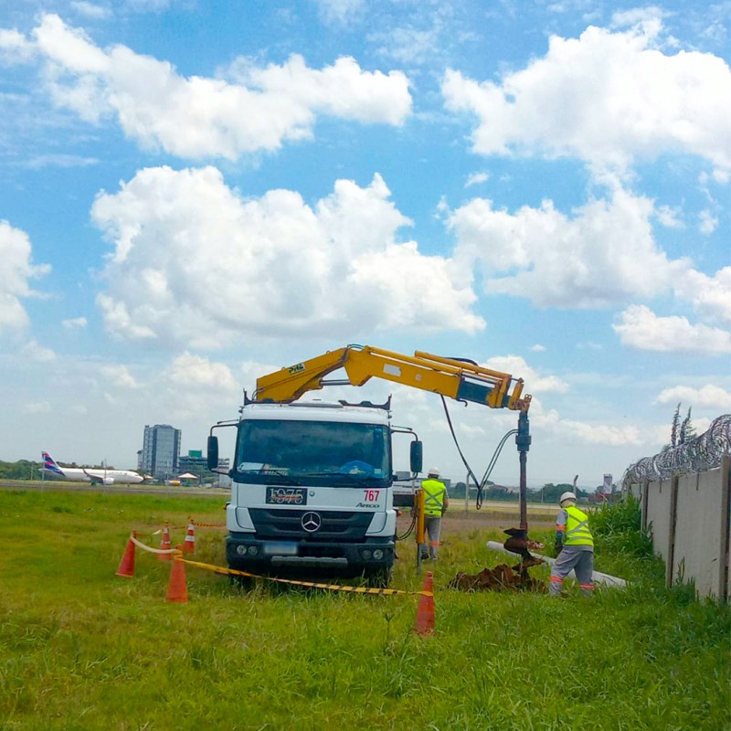 Mercúrio realiza instalação de postes nas dependências do Aeroporto de Porto Alegre