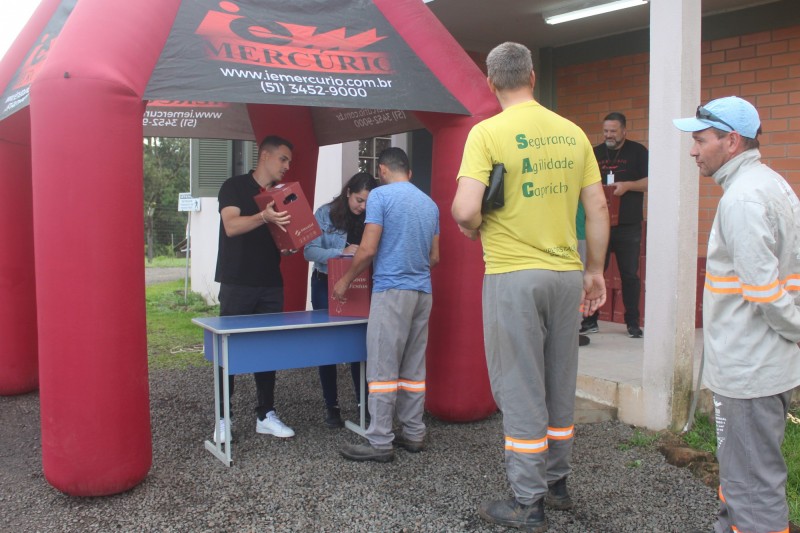 Mercúrio celebra o Natal com entrega de cestas