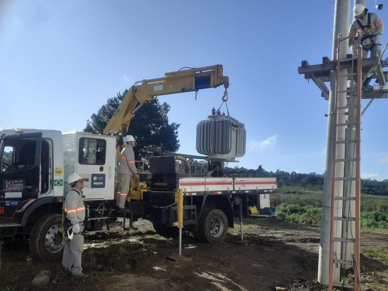 Equipes de obras industriais realizam substituição emergencial de transformador e desativam antiga subestação