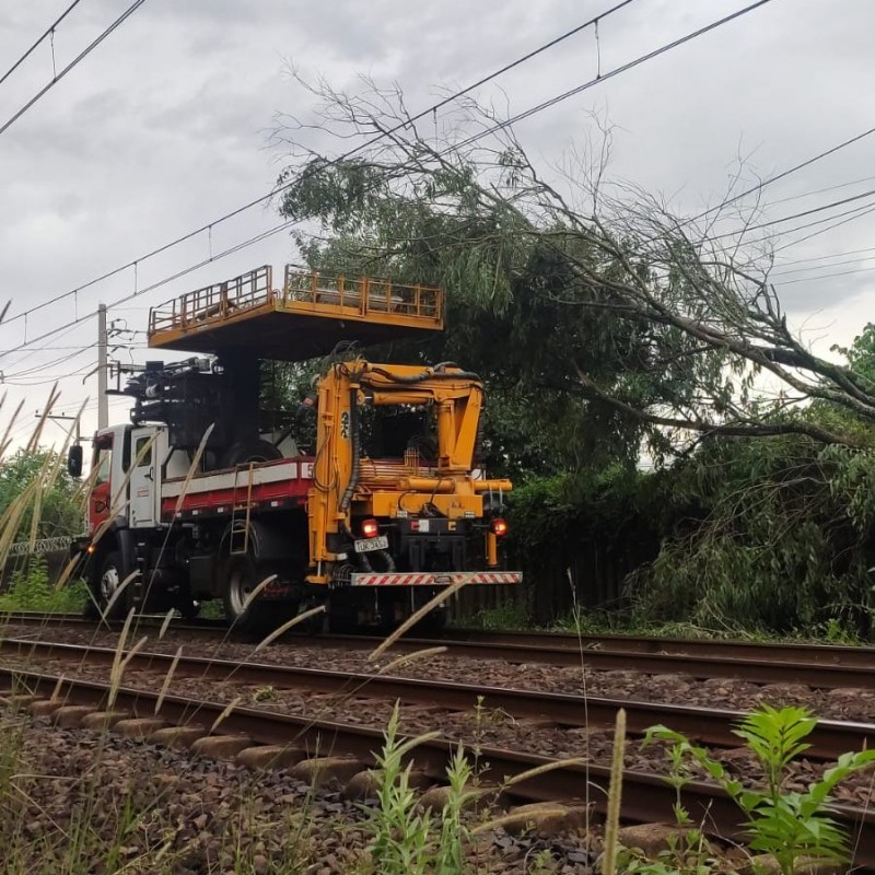 Equipes de serviços metroviários realizam atendimento de emergência após temporal