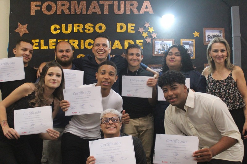 Estão formados os alunos da turma de 2023 do curso de Eletricidade básica